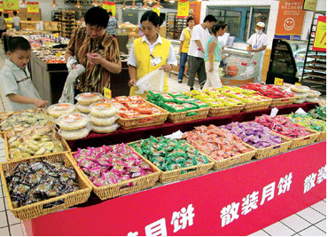 月饼退回厂家后低价清仓，食品安全与消费提示引关注